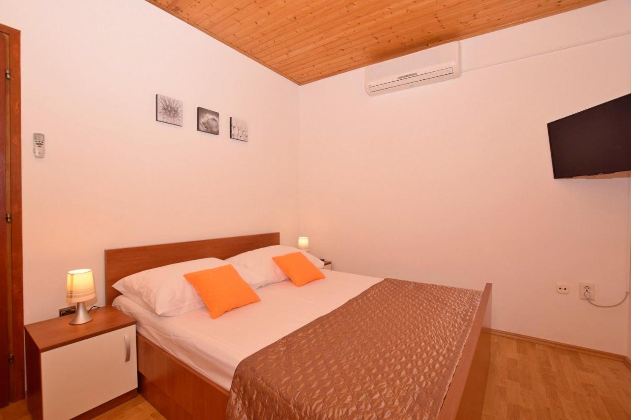 Apartments Andrija Pirovac Buitenkant foto